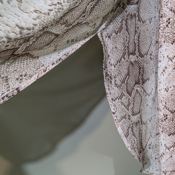 A two-piece animal print jacket and dress set - Picture 4 of 7